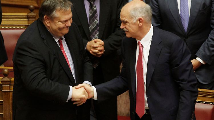 Erste Hürde gemeistert: Papandreou (rechts) und sein Finanzminister Venizelos.