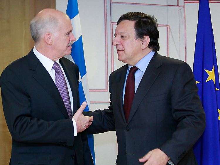 EU-Kommissionspräsident Barroso (hier mit Papandreou) reagierte erleichtert auf die Nachricht aus Athen.