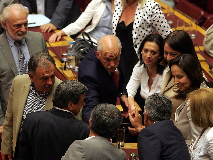 Papandreou kann sich bei der Abstimmung nur auf seine eigene Fraktion verlassen.