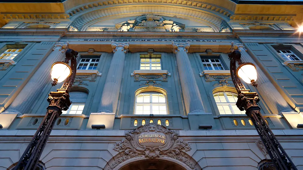 2015-01-15T171631Z-1828816774-GM1EB1G03GR01-RTRMADP-3-SWISS-SNB-CAP-JPG9142211343328161494