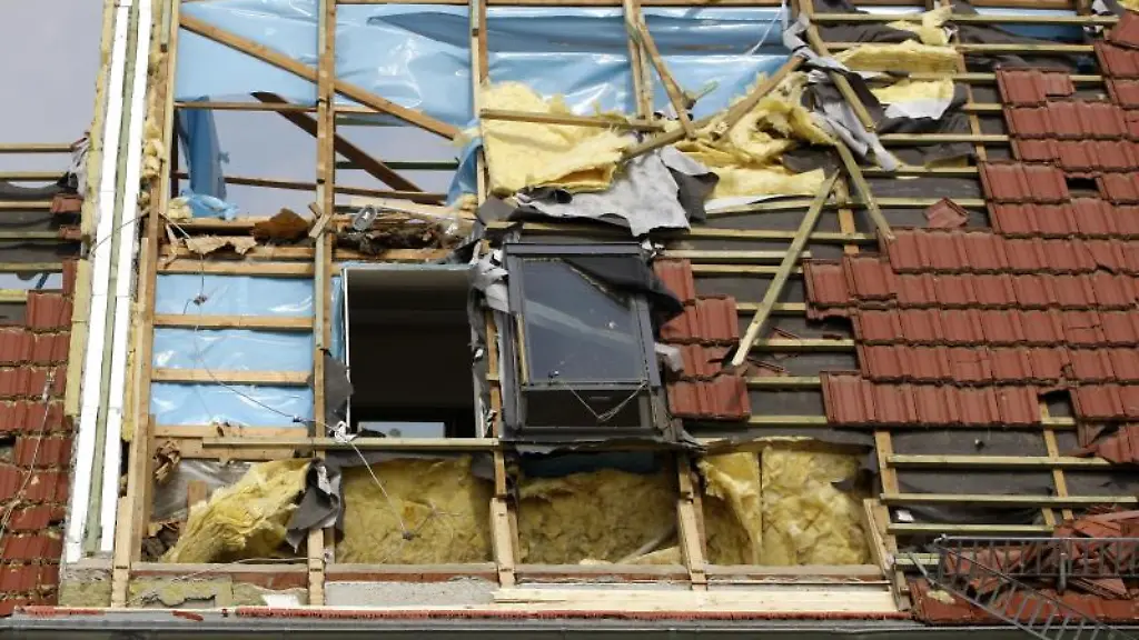 Deckt-der-Sturm-das-Dach-ab-wird-der-Schaden-ueber-die-Wohngebaeudeversicherung-reguliert
