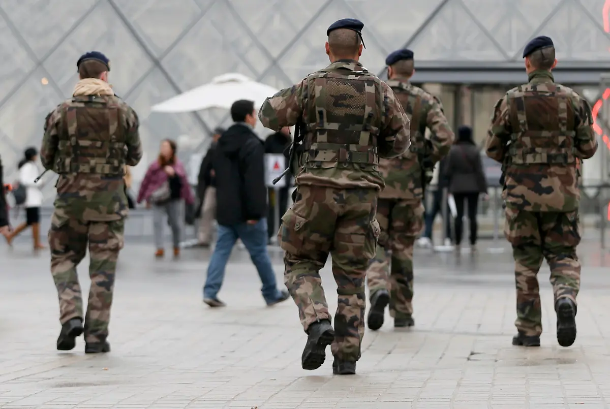 2015-01-08T094212Z-1339344852-LR2EB180QY1HZ-RTRMADP-3-FRANCE-SHOOTING-JPG7088059933035395800