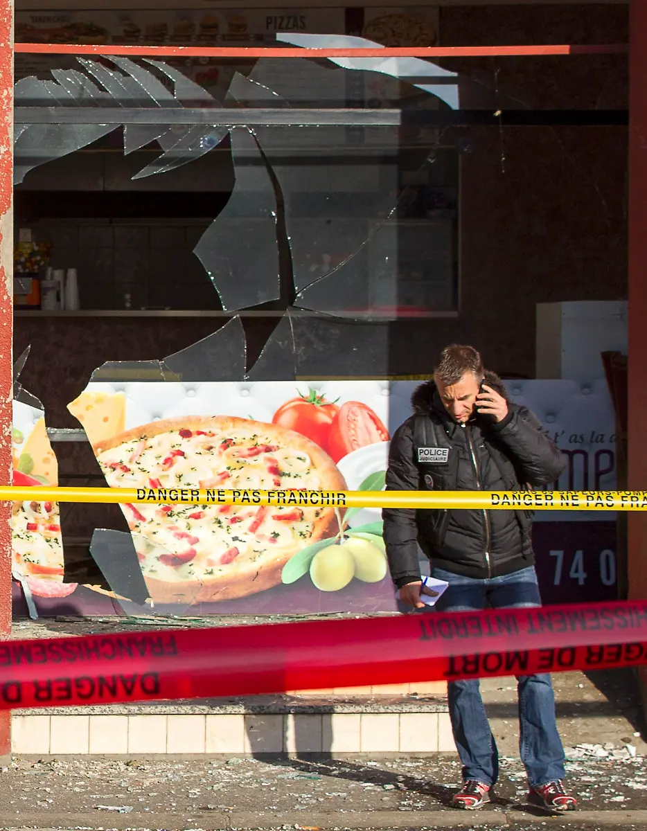 2015-01-08T111515Z-1368873607-LR2EB180V94KH-RTRMADP-3-FRANCE-SHOOTING-JPG2670728248368312995