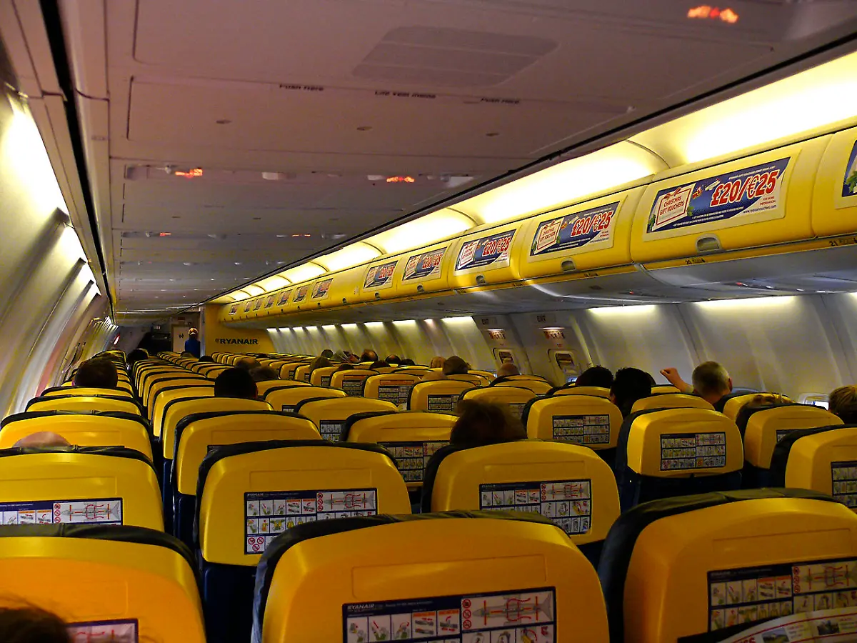 1280px-Ryanair-B737-800-Cabin
