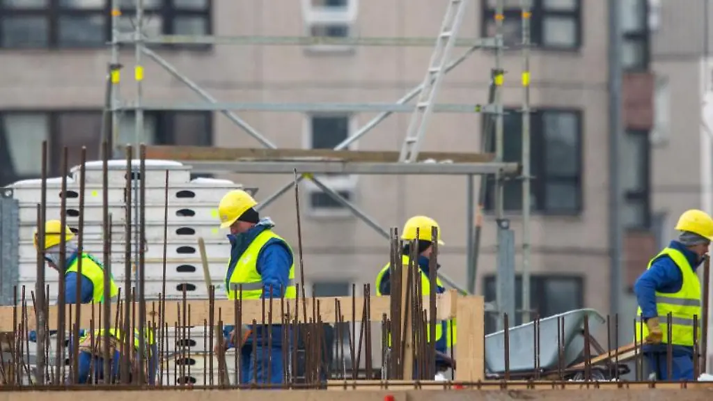 Wird-auf-dem-Nachbargrundstueck-ein-neues-Haus-errichtet-sind-Anwohner-dem-Baulaerm-ausgesetzt-Dies-kann-eine-Mietminderung-rechtfertigen-wenn-die-Baumassnahmen-nicht-absehbar-waren