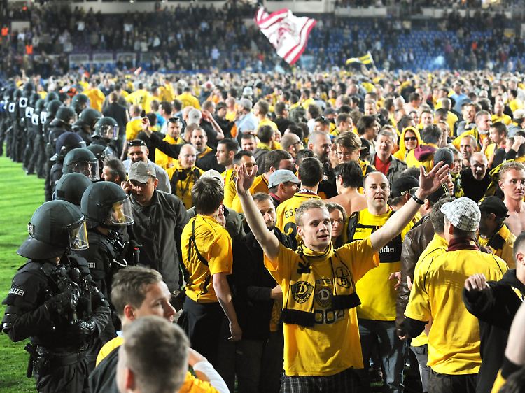 Fans von Dynamo Dresden stürmen nach dem Spiel gegen Osnabrück das Spielfeld.