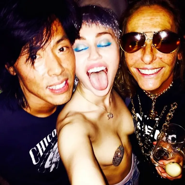 miley-cyrus-nipple-pasties