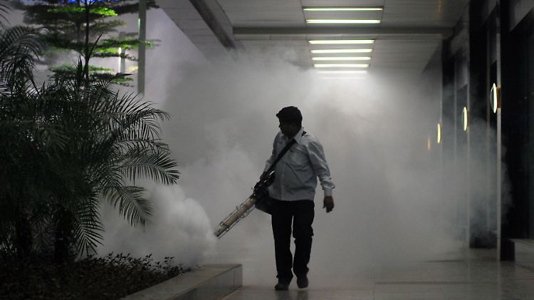 Anti-Malariamücken-Sprühaktion auf dem Flughafen Chhatrapati Shivaji International in Mumbai.