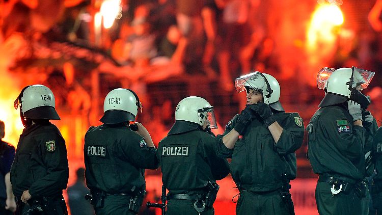 Polizisten machen sich beim Spiel Bochum-Gladbach zum Einsatz bereit.