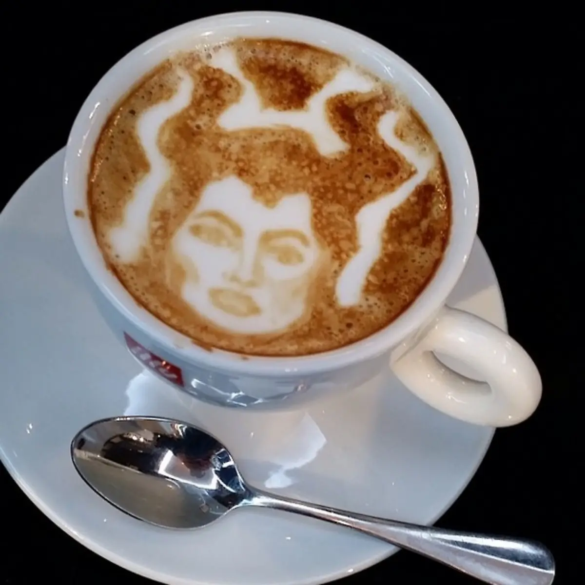 baristart-angelina-jolie-maleficent