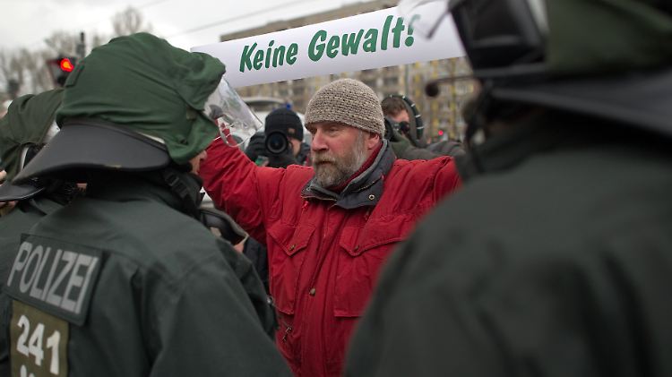 Demonstranten blockieren am 19. Februar in Dresden eine Straße gegen eine Kundgebung von Neonazis.
