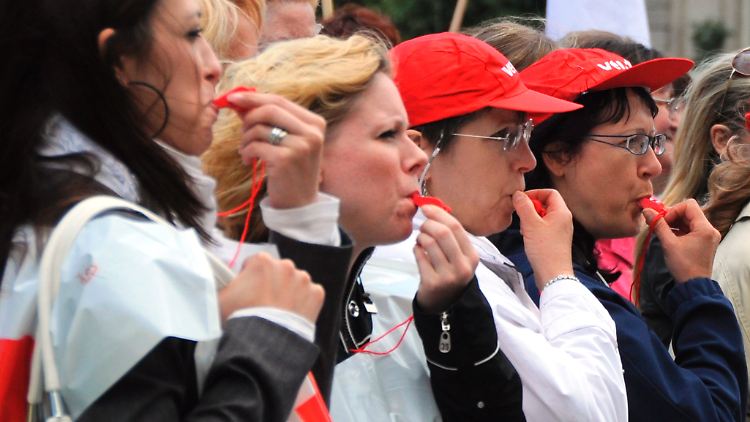 Verdi-Mitglieder während eines Streiks am 20. Juni 2011 auf dem Berliner Gendarmenmarkt. Grund ist der Verlauf der Tarifverhandlungen für das private Versicherungsgewerbe - sie sind am 31. Mai abgebrochen worden.