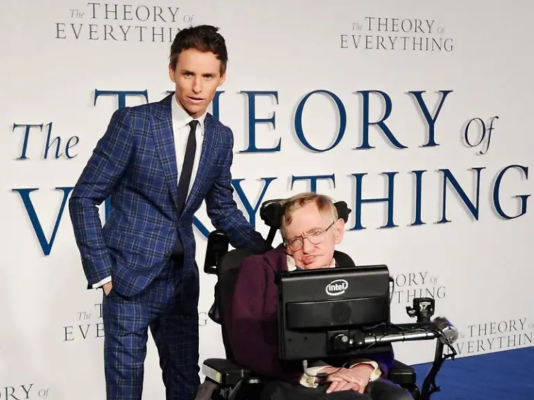 Eddie-Redmayne-und-Stephen-Hawking-bei-der-London-Premiere-von-Die-Entdeckung-der-Unendlichkeit