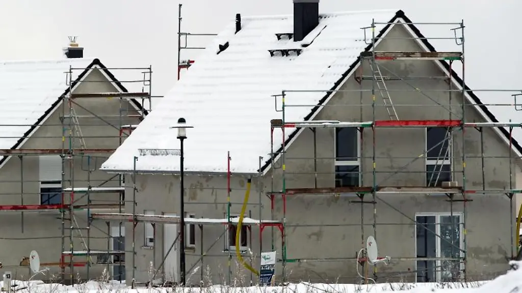 Hausbau-im-Winter-ist-moeglich-solange-die-Temperaturen-nicht-unter-5-Grad-plus-fallen