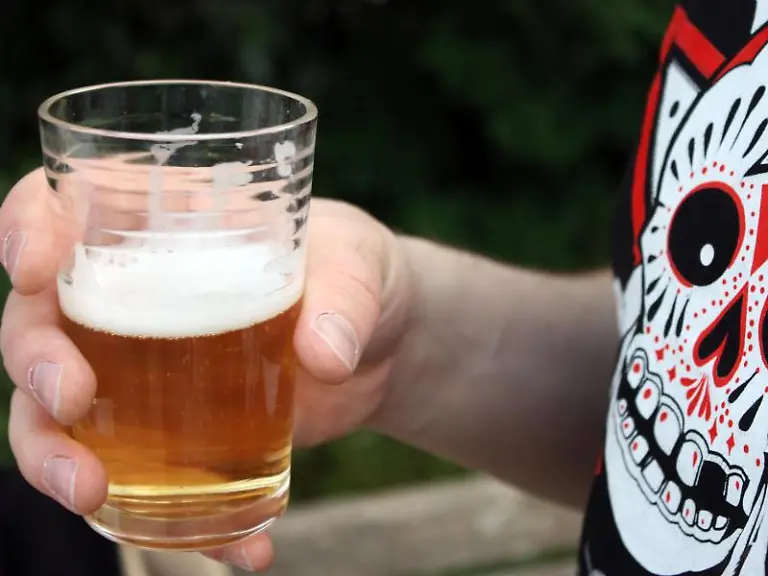 Trinken-bis-zu-Alkoholvergiftung-Das-Komasaufen-scheint-bei-Kindern-und-Jugendlichen-nicht-mehr-angesagt-zu-sein