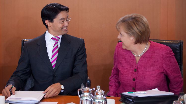 Merkels Geschenk: FDP-Chef Rösler darf sich über die Verwirklichung des wichtigsten Wahlversprechens freuen.