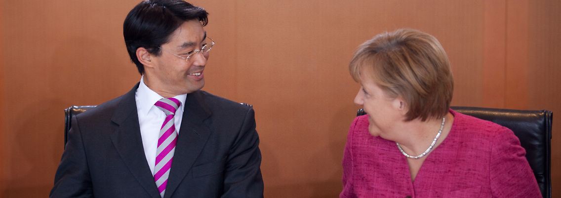 Merkels Geschenk: FDP-Chef Rösler darf sich über die Verwirklichung des wichtigsten Wahlversprechens freuen.