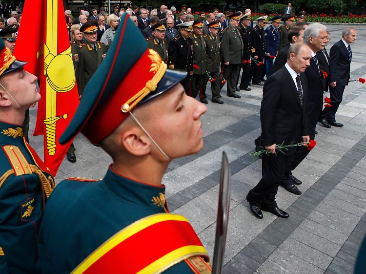 Russlands Premier Putin (Mitte) vor dem Grab des Unbekannten Soldaten in Moskau.