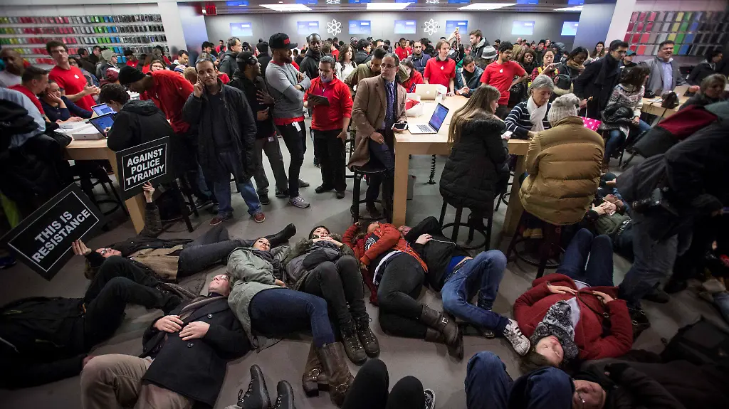 2014-12-06T035801Z-1536452694-GM1EAC60X4J01-RTRMADP-3-USA-NEW-YORK-CHOKEHOLD-JPG3374880813187709505