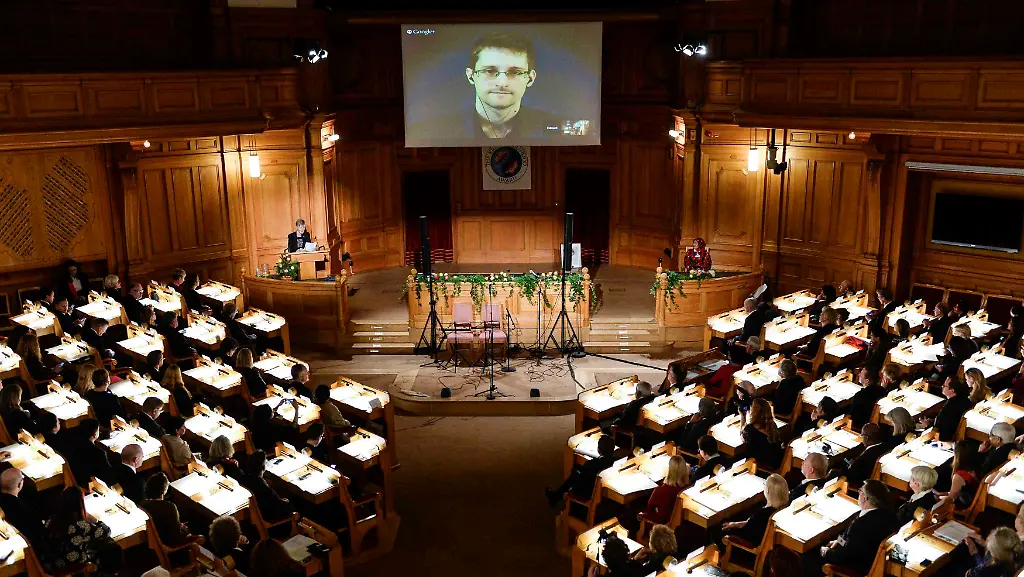 2014-12-01T165122Z-452250087-GM1EAC201X501-RTRMADP-3-SWEDEN-SNOWDEN-JPG4573247104178285874