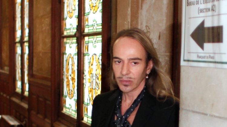 Galliano während seiner Ankunft im Gericht.