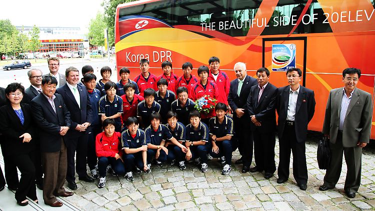 Riss in der Deckung: Die auf strikte Geheimhaltung gepolte Teamleitung der Nordkoreanerinnen konnte nicht verhindern, dass Fotos der Spielerinnen gemacht wurde.