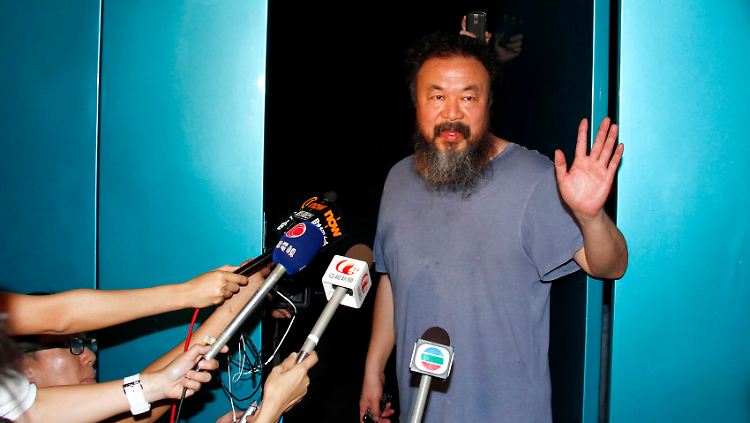 Die ersten Fotos von Ai Weiwei nach seiner Freilassung.