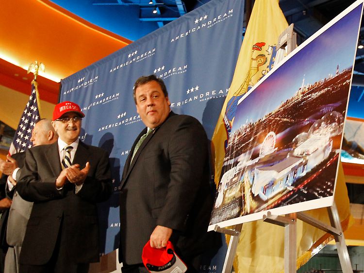 Der Traum soll nun doch wahr werden: New Jerseys Gouverneur Chris Christie (r) vor einer Grafik des zukünftigen "American Dream Meadowlands". (Bild vom 3. Mai 2011)