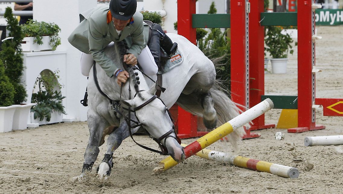 Der Reitsport ist in den letzten Wochen ins Straucheln geraten, weil lange praktizierte Praktiken in der Öffentlichkeit plötzlich kritisch diskutiert werden.