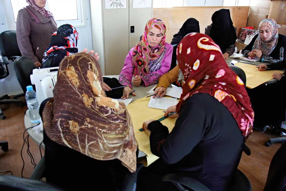 19-Credit-Nora-Schareika