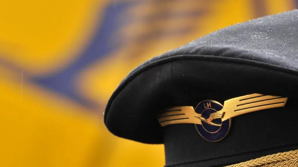 Das-neue-Surface-Pro-3-bringt-fuer-Microsoft-langsam-Schwung-in-das-Tablet-Geschaeft-Kuenftig-setzen-auch-die-Lufthansa-Piloten-und-Kopiloten-das-Geraet-als-digitalen-Pilotenkoffer-ein