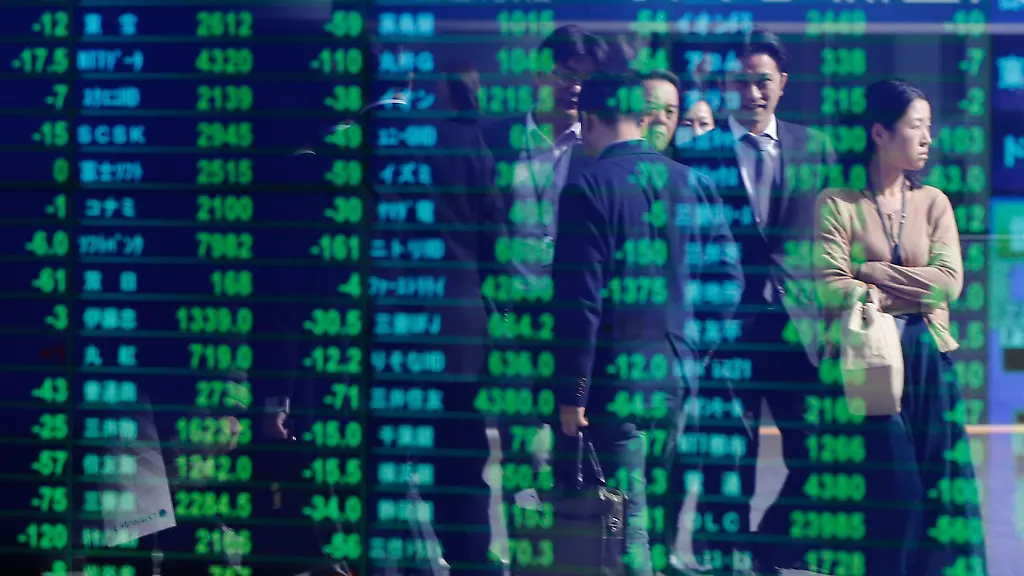 2014-11-17T044242Z-40744665-GM1EABH0Y6T01-RTRMADP-3-MARKETS-JAPAN-STOCKS-JPG4759469174217474127