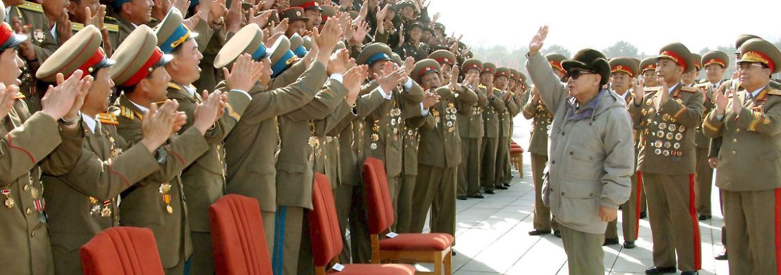 Ein Bild aus vergangenen Tagen: Es zeigt Kim Jong Il bei einem Treffen mit Soldaten von Außenposten der Koreanischen Volksarmee KPA in Pjöngjang.