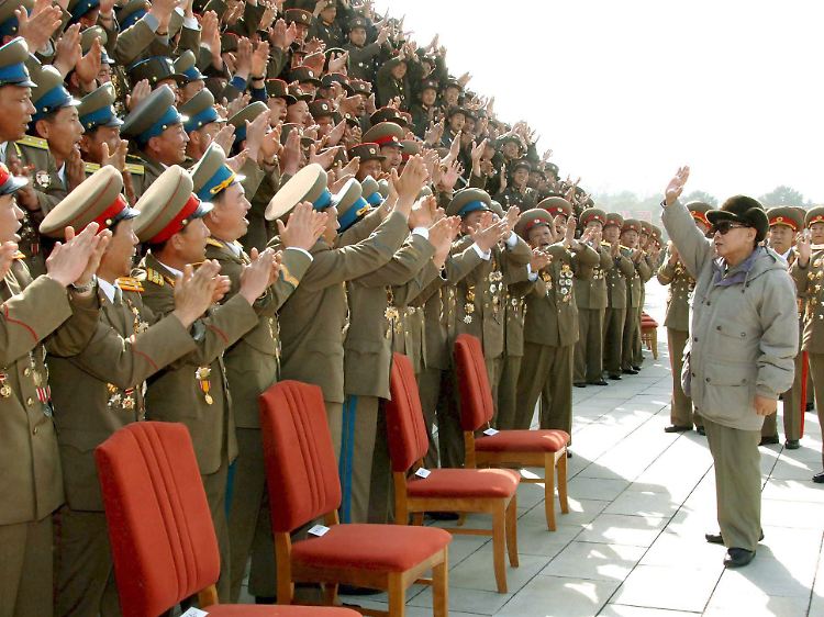 Machthaber Kim Jong Il bei einem Treffen mit Soldaten von Außenposten der Koreanischen Volksarmee in Pjöngjang (undatiertes Foto)