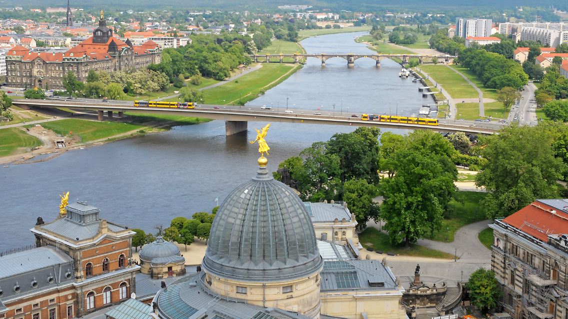 Blick auf das Dresdner Elbtal. Im Hintergrund ist die Baustelle der geplanten Waldschlößchenbrücke zu sehen.