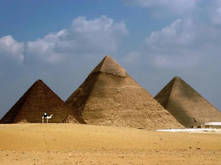Pyramiden-von-Gizeh-Urlauber-sollten-nicht-einfach-gedankenlos-etwas-einstecken-die-Ausfuhr-von-Kulturguetern-kann-in-einigen-Laendern-harte-Strafen-nach-sich-ziehen