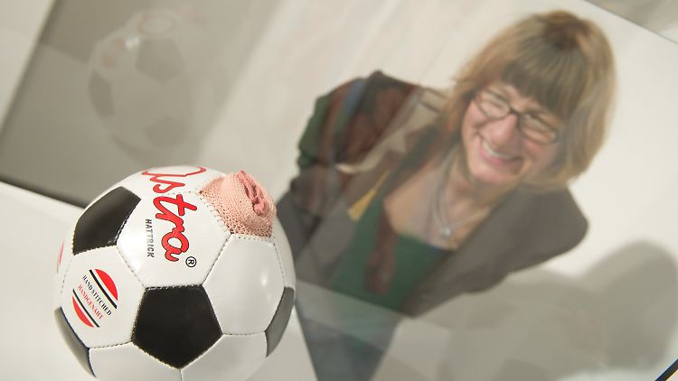 Künstlerin und Kunstobjekt: Franziska Vollborn steht im Berlin neben ihrem namenlosen Exponat (2006) in der Ausstellung "andererseits - Künstlerische Einwürfe zur Frauenfußball WM 2011".