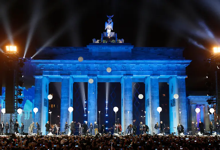 2014-11-09T182656Z-1085309306-LR1EAB91F8M3S-RTRMADP-3-GERMANY-WALL-JPG5067086931232880688