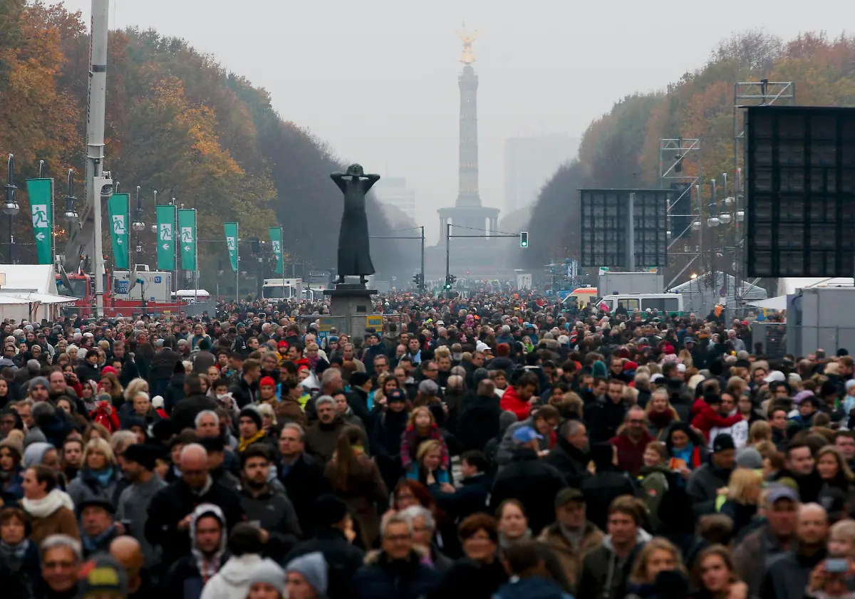 2014-11-09T145304Z-442283789-LR1EAB915C5X1-RTRMADP-3-GERMANY-WALL-JPG8252101273943503711