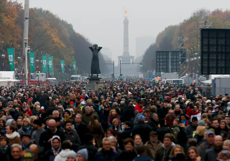 2014-11-09T145304Z-442283789-LR1EAB915C5X1-RTRMADP-3-GERMANY-WALL-JPG8252101273943503711