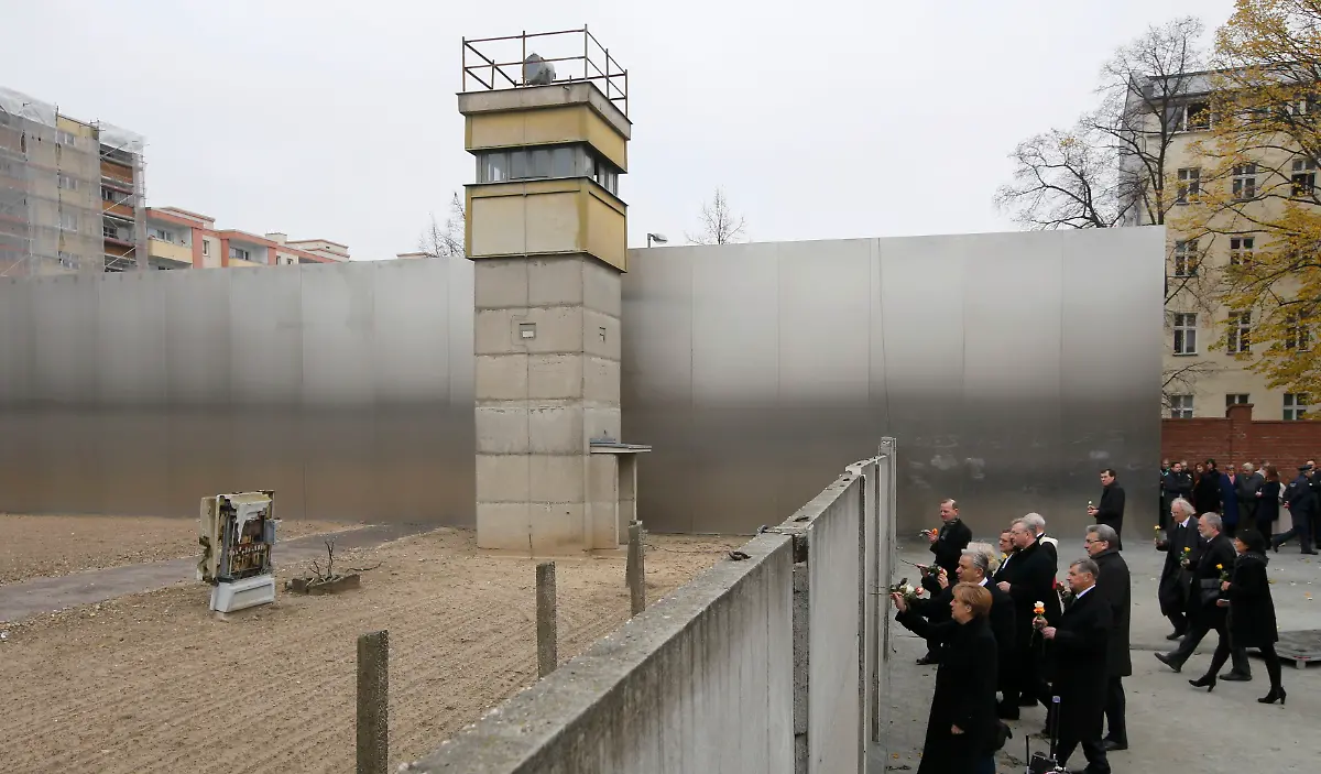 2014-11-09T095835Z-315109651-LR1EAB90RPDTB-RTRMADP-3-GERMANY-WALL-JPG5971251926964176290