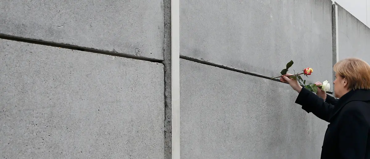 2014-11-09T094458Z-1790533404-LR1EAB90R2OSR-RTRMADP-3-GERMANY-WALL-JPG4009342119115473007