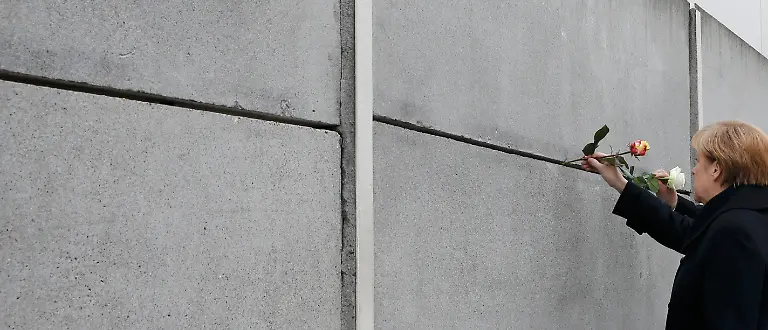 2014-11-09T094458Z-1790533404-LR1EAB90R2OSR-RTRMADP-3-GERMANY-WALL-JPG4009342119115473007