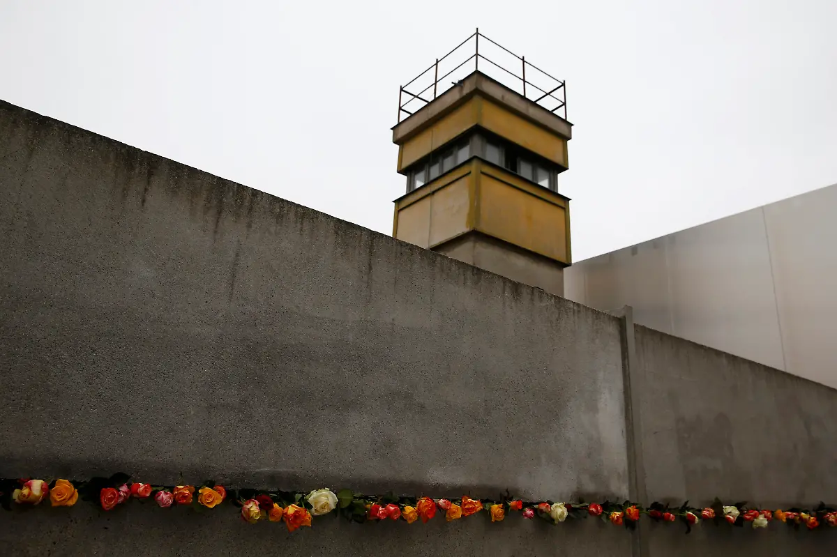 2014-11-09T095201Z-1553372873-LR1EAB90REESX-RTRMADP-3-GERMANY-WALL-JPG6060039979052738932