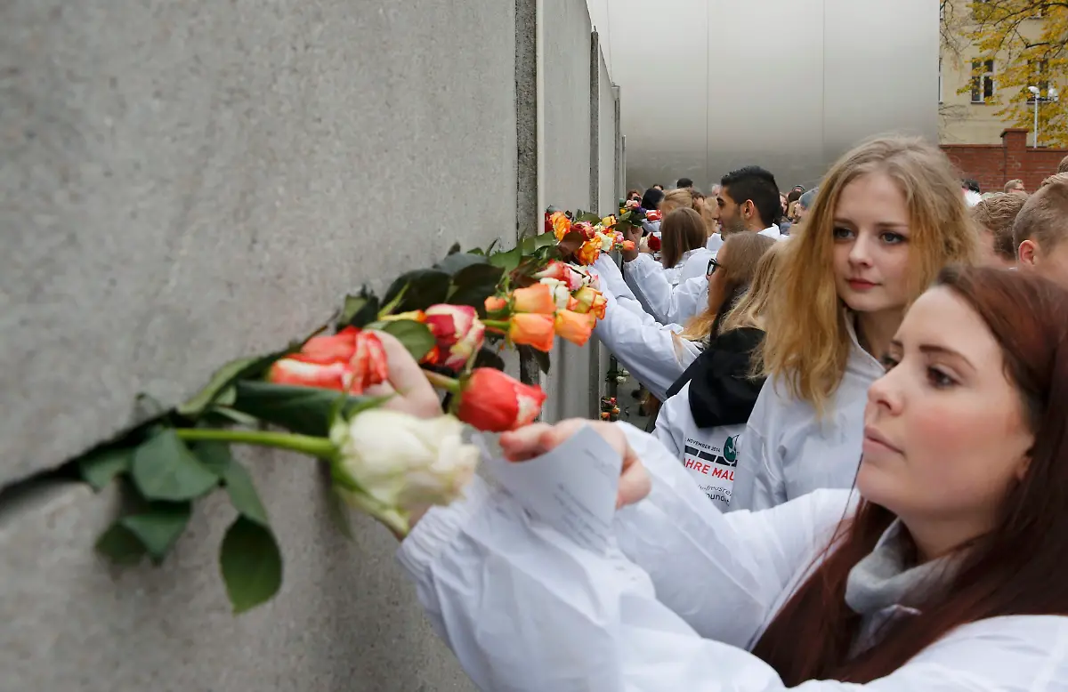 2014-11-09T095231Z-1870701563-LR1EAB90RF9T0-RTRMADP-3-GERMANY-WALL-JPG921815250436872268