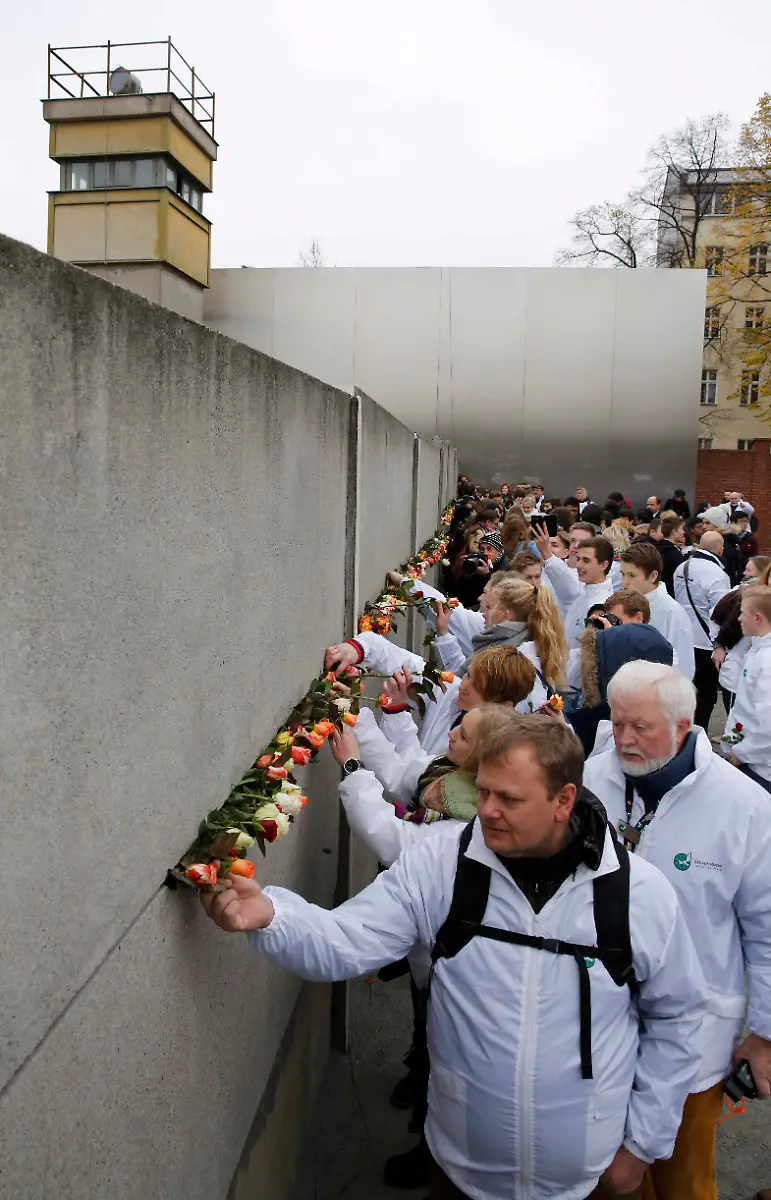 2014-11-09T095235Z-738819435-LR1EAB90RFDT1-RTRMADP-3-GERMANY-WALL-JPG3562890067393403344