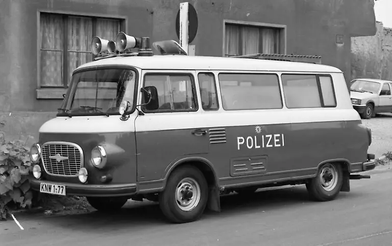 Bundesarchiv-B-145-Bild-F089036-0034-Koethen-Polizeitransporter-Barkas