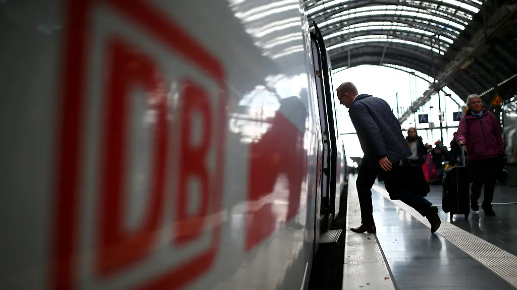 2014-11-04T150039Z-56385043-LR1EAB415OSZT-RTRMADP-3-GERMANY-DEUTSCHE-BAHN-STRIKE-JPG3441950726182341699