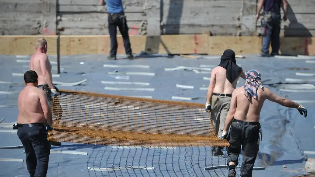 Arbeiten-mit-freiem-Oberkoerper-ein-Risiko-Ab-2015-sollen-bestimmte-Hautkrebs-Arten-als-Berufskrankheit-anerkannt-werden