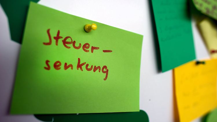 An einer Pinnwand im Sächsischen Landtag in Dresden.